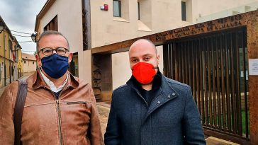 Pablo Sánchez y Valero González frente a la sede del Museo de La Batalla