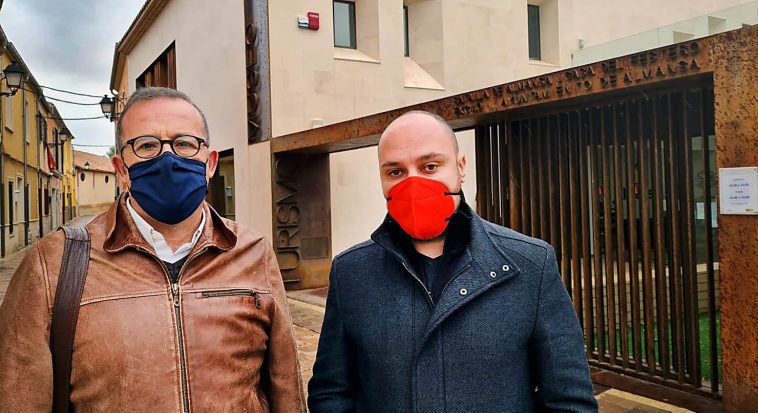 Pablo Sánchez y Valero González frente a la sede del Museo de La Batalla