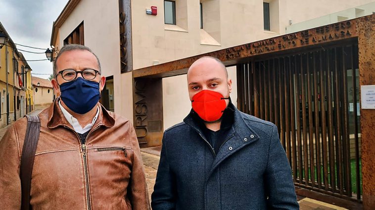 Pablo Sánchez y Valero González frente a la sede del Museo de La Batalla
